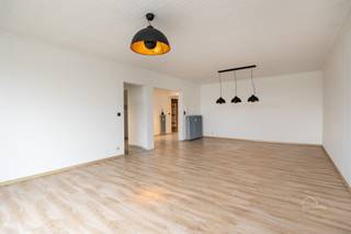 <p><span>Instapklaar en lichtrijk appartement met 3 slaapkamers en 2 terrassen in Londerzeel.</span></p><p><span> </span></p><p><span>In de </span><span>Polderstraat 62 bus 6 te Londerzeel</span><span> vinden we dit </span><span>ruime en instapklare appartement van maar liefst 111 m²</span><span>, ideaal voor wie comfortabel en zorgeloos wil wonen.</span></p><p><span>Dankzij de grote raampartijen geniet het appartement van </span><span>een overvloed aan natuurlijk licht</span><span>, wat zorgt voor een aangename en open woonbeleving. De leefruimte sluit mooi aan op één van de </span><span>twee terrassen</span><span>, waar het heerlijk vertoeven is.</span></p><p><span>Het appartement beschikt over </span><span>drie slaapkamers</span><span>, waarvan </span><span>twee volwaardige, ruime slaapkamers</span><span> en een derde kamer die perfect kan dienen als </span><span>kinderkamer, bureau of hobbyruimte</span><span>. Hierdoor is dit appartement zowel geschikt voor gezinnen als voor koppels of thuiswerkers.</span></p><p><span>Verder is het appartement </span><span>volledig instapklaar</span><span> en voorzien van een </span><span>ondergrondse, overdekte autostaanplaats</span><span>, wat zorgt voor extra comfort en veiligheid.</span></p><p><span> </span></p><p><span>Troeven op een rij:</span></p><ul><li><span>Ruime bewoonbare oppervlakte van </span><span>111 m²</span></li><li><span>2 terrassen</span></li><li><span>Veel lichtinval</span></li><li><span>3 slaapkamers</span><span> (2 dubbelbedwaardige + 1 bureau/kinderkamer)</span></li><li><span>Ondergrondse autostaanplaats </span><span>verplicht bij aan te kopen aan € 20.000</span></li><li><span>Instapklaar</span></li></ul><p><span> </span></p><p><span>Gemeenschappelijke kosten: <br /></span><span>300€ per maand (Privatief voorschot water & verwarming, reservekapitaal sparen (+/- € 50 per maand), blokpolis, ...)<br /><br /></span></p><p><span>Een ideaal appartement voor wie ruimte, licht en comfort weet te appreciëren, gelegen in een aangename omgeving in Londerzeel.</span></p><p><span> </span></p><p><span> </span></p><p><span>Vrijblijvend advies en gratis schatting van uw eigendom? </span></p><p><span>Aarzel niet om ons te contacteren. </span></p><p><span> </span></p><p><span> </span></p><p><span> </span></p>