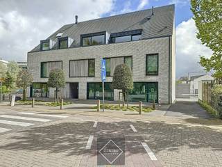 Handelsgelijkvloers te De haan in een recent gebouw, op HOEKligging met veel voorbijgangers!<br /><br /><strong>INDELING:</strong><br /><u><strong><em>Gelijkvloers:</em></strong></u><br />Inkomhal met ontvangstruimte - handelsruimte - vergaderzaal - ruime berging - kitchenette - afzonderlijk gastentoilet - terras vooraan (circa 35m2) - terras achteraan (circa 21m2).<br /><br /><u><strong>Nutsvorzieningen:</strong></u><br />- Afzonderlijke aardgas-, water- en elektriciteitstellers.<br />- Private parkeerplaats inbegrepen!<br />- Private garagebox inbegrepen!<br />- Fietsenberging inbegrepen.<br />- Op wandelafstand van het strand!<br /><br />INTERESSANT gelegen handelspand geschikt voor vele doeleinden!