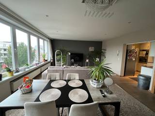 Dit aangename appartement is gelegen op een uitstekende locatie aan het Sint-Petrus- en Paulusplein in Oostende, op wandelafstand van winkels, openbaar vervoer en alle nodige voorzieningen. Het appartement beschikt over twee slaapkamers, een ruime en lichtrijke woonkamer en een balkon aansluitend aan de eerste slaapkamer. Dankzij de praktische indeling biedt het appartement een comfortabele woonomgeving, ideaal voor wie graag centraal in Oostende woont. De huurprijs bedraagt € 870 per maand, met een forfait van € 60 per maand voor de algemene onkosten. De nutsvoorzieningen zijn individueel en vallen ten laste van de huurder. Het appartement is beschikbaar vanaf 01/01/2027. Ben je geïnteresseerd in dit pand te huur in Oostende? Ga naar de website www.dermul.be, klik op het pand dat je wenst te huren. Via de knop "ik heb interesse" vragen we u kort een profiel in te vullen. Daarna nemen we contact op voor een bezoek. Telefonisch kunnen er geen afspraken gemaakt worden.