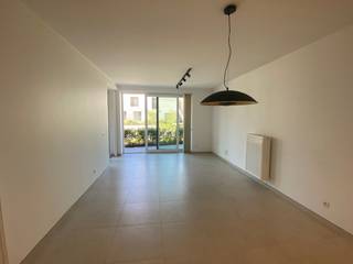 Vernieuwd appartement met 2 slaapkamers, gelegen in een rustige residentie. Dankzij deze rustige ligging geniet u van een comfortabele en ontspannen woonomgeving, terwijl alle voorzieningen vlot bereikbaar zijn.<br />Het appartement beschikt over een lichtrijke leefruimte, een vernieuwde afwerking en twee volwaardige slaapkamers. Daarnaast zijn er een private kelder en een gemeenschappelijke fietsenberging aanwezig, wat zorgt voor extra bergruimte en praktisch comfort. Er is bovendien de mogelijkheid om een garage bij te huren aan €100 per maand. De maandelijkse huurprijs bedraagt €950, aangevuld met een voorschot van €50 voor de algemene onkosten. Het appartement is beschikbaar vanaf 1 oktober 2026. Ben je geïnteresseerd in dit pand te huur in Oostende? Ga naar de website www.dermul.be, klik op het pand dat je wenst te huren. Via de knop "ik heb interesse" vragen we u kort een profiel in te vullen. Daarna nemen we contact op voor een bezoek. Telefonisch kunnen er geen afspraken gemaakt worden.