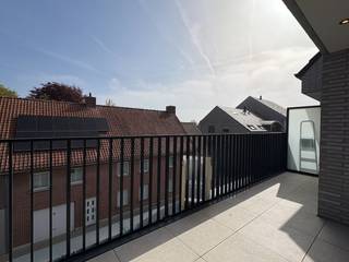 BEN appartement met aangenaam terras, 2 slks, autostaanplaats en direct instapklaar.<br /><br />Dit appartement is werkelijk nieuw, het ruikt zelfs nog nieuw. Recent is deze volledig opgeschilderd en volledig afgewerkt. Van gordijnen tot velux-verduistering, hoogwaardige schilderwerken,…<br /><br />Inkom met vestiaire hoek, apart toilet en ruime technische berging. De leefruimte en open keuken is gesitueerd rond het terras. Dit zorgt voor een lichtrijk geheel.<br />Verder zijn er 2 slaapkamers en badkamer op de gang. Deze heeft een hoge afwerkingsgraad!<br /><br />Troef is alvast de private zolder. Deze is via een schuifladder toegankelijk en is bijzonder ruim.<br /><br />PLUSPUNTEN:<br />+ 2 fietsplaatsen inclusief<br />+ parkeerplaats<br />+ Bijna Energie Neutraal
