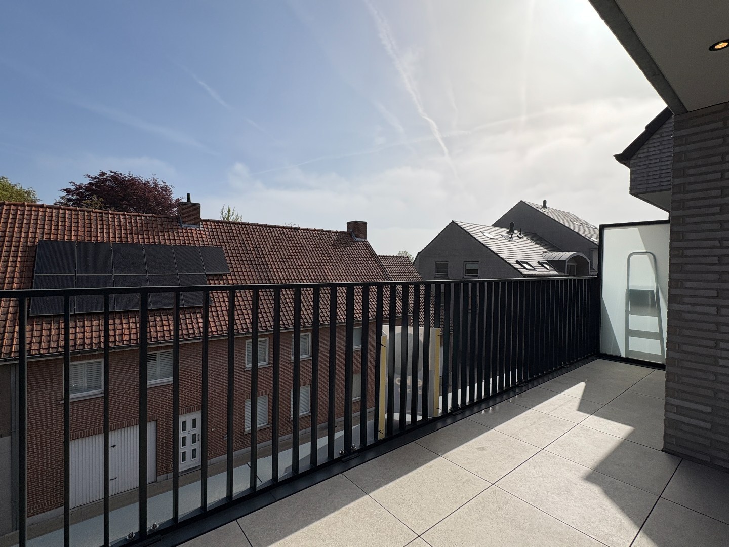 BEN appartement met aangenaam terras, 2 slks, autostaanplaats en direct instapklaar. - foto 3