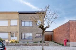 Halfopen bebouwing met 3 slaapkamers, garage en zonnige tuin op een toplocatie in WilrijkGelegen in een rustige en gegeerde straat in Wilrijk, vindt...