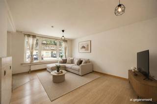 <p><span>Appartement clé en main au rez-de-chaussée avec cour ensoleillée dans un emplacement de choix à Borgerhout</span></p><p><span> </span></p><p><span>Vous cherchez un appartement prêt à l'emploi avec beaucoup de lumière, un espace extérieur agréable et une situation centrale ? C'est l'endroit qu'il vous faut. Cet appartement bien entretenu situé au rez-de-chaussée combine un espace de vie spacieux avec une cuisine ouverte, une chambre confortable et une cour ensoleillée. De plus, vous vivez à proximité du Te Boelaer Park, des magasins, des écoles et des transports en commun.</span></p><p><span> </span></p><p><span>Lumineux & pratique</span></p><p><span>Vous entrez dans le hall d'entrée, où se trouve un placard encastré pratique avec la plomberie pour une machine à laver. Depuis le hall, vous avez accès à la salle de bains et à l'espace de vie.</span></p><p><span>Avec la cuisine ouverte, le séjour forme un environnement agréable et lumineux. Grâce à la grande fenêtre côté rue, la pièce est baignée de lumière naturelle. Le sol facile d'entretien crée une atmosphère chaleureuse. La cuisine ouverte est bien reliée à l'espace de vie et dispose d'un évier, d'une hotte aspirante, d'un raccordement pour une cuisinière à gaz et de nombreuses prises de courant. Une table de petit-déjeuner compacte ou un plan de travail supplémentaire rend l'espace encore plus pratique.</span></p><p><span> </span></p><p><span>Chambre à coucher avec accès à l'espace extérieur</span></p><p><span>Au fond se trouve la chambre à coucher spacieuse, située au calme et dotée d'un accès direct à l'agréable cour intérieure. Cet espace extérieur est orienté au sud-est, ce qui permet de profiter du soleil dès le début de la journée. C'est l'endroit idéal pour prendre le petit-déjeuner à l'extérieur, pour disposer de la verdure dans des pots ou pour s'asseoir confortablement. La chambre à coucher offre suffisamment d'espace pour un lit double et des armoires.</span></p><p><span>À côté de la chambre se trouve la salle de bains, équipée d'une douche, de toilettes et d'un lavabo. Grâce à la fenêtre, vous bénéficiez d'une ventilation naturelle et de la lumière du jour.</span></p><p><span> </span></p><p><span> </span></p><p><span>Un logement central à proximité du parc et de la gare</span></p><p><span>Cet appartement est particulièrement bien situé à Borgerhout. Il se trouve à proximité du parc Te Boelaer et du parc Boekenberg, idéal pour une promenade, une séance de course à pied ou un après-midi de détente dans la verdure. Pour vos achats quotidiens, Delhaize et Aldi se trouvent à une courte distance. Les écoles, les transports en commun et la gare de Berchem sont également à proximité immédiate. De plus, avec le Ring et les principales voies d'accès à proximité, vous êtes rapidement sur la route d'Anvers ou d'ailleurs.</span></p><p><span> </span></p>
