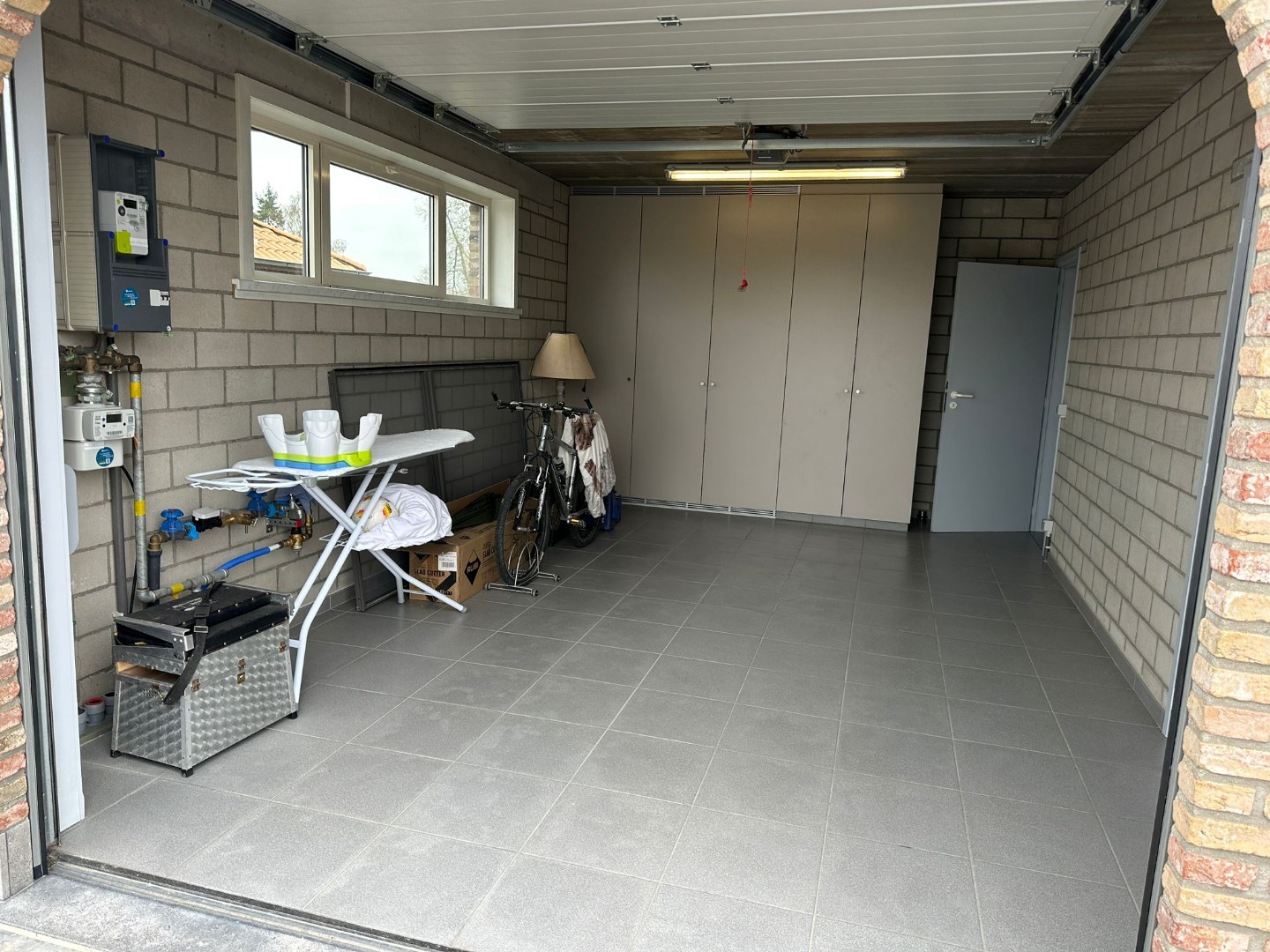 Alleenstaande woning met 3 slaapkamers, 3 garages en veel parkeermogelijkheid! - foto 3