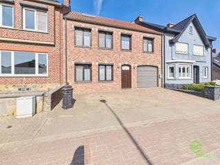 Aan de Oplintersesteenweg in Tienen vindt u deze verzorgde gesloten bebouwing op een perceel van maar liefst 6a59ca.De woning combineert aangename...