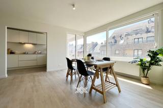 Dit instapklare appartement is gesitueerd op de derde verdieping van residentie Sybille, gelegen in het bruisende Deinze. Het appartement geniet...