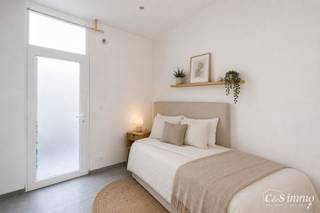 Op een boogscheut van Park Spoor Noord een instapklaar gelijkvloers appartement met terras.<br />Bij het betreden van het appartement komt u in de lichtrijke woonkamer (22 m²), die naadloos overgaat in een open, volledig ingerichte keuken. De keuken is uitgerust met een microgolfoven, keramische kookplaat, vaatwasser, kleine frigo en oven, en werd stijlvol afgewerkt met een elegant werkblad in blauwe steen.<br />Aan de achterzijde van het appartement bevindt zich de slaapkamer (9 m²), die directe toegang biedt tot de gezellige binnenkoer. Aansluitend vindt u de badkamer, voorzien van een ligbad, een lavabo en een aansluiting voor een wasmachine.<br />Verder beschikt het appartement over een apart toilet en een praktische kelderruimte. Het gebouw is volledige gerenoveerd in 2018. Conforme elektriciteit, cv op gas. Gebouw met lage onkosten. Momenteel verhuurd 5.05% rendement.