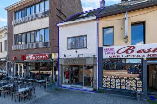 Welkom in Willebroek!<br /><br />Deze handelswoning is gelegen pal in het centrum van Willebroek, direct aan het marktplein waar elke woensdag de wekelijkse markt plaatsvindt. Deze locatie zorgt automatisch voor veel zichtbaarheid en bezoekersverkeer, wat een ideale omgeving creëert voor commerciële activiteiten.<br /><br />Op de bovenverdieping bevinden zich een leefruimte, een keuken en een zolderkamer, wat extra comfort biedt voor wie wonen en werken op dezelfde locatie wil combineren. De handelswoning is flexibel in te richten, maar vereist een grondige renovatie om aan de hedendaagse standaarden te voldoen. Grote ramen aan de voorzijde zorgen voor aangename natuurlijke lichtinval, wat de winkelruimte na de renovatie uitnodigend maakt voor klanten.<br /><br />Daarnaast is er genoeg parkeergelegenheid in de nabije omgeving, waardoor het makkelijk bereikbaar is voor bezoekers. Door de centrale ligging en de gunstige marktactiviteiten voor de deur, vormt deze handelswoning een uitstekende kans voor ondernemers die willen investeren in een grondige renovatie en hun zaak in Willebroek willen vestigen.<br /><br />Stedenbouwkundige inlichtingen in aanvraag. <br />Bodemattest in aanvraag.<br /><br />Interesse gewekt? Contacteer ons kantoor via info@hiro.be of 03 230 00 14!