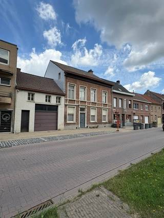 <strong>PROJE</strong><strong>CTONTWIKKELAARS OPGELET!</strong> Mogelijkheid tot gezamenlijke aankoop met het naastgelegen pand. Samen goed voor een projectsite met ca. <strong>23 meter straatbreedte</strong>, geschikt voor een residentiële ontwikkeling of appartementsproject (onder voorbehoud van stedenbouwkundige vergunning).<br />Keizerstraat 12 betreft een <strong>statige voormalige dokterswoning</strong> met een perceel van ca. <strong>1.264 m²</strong> en een straatbreedte van ongeveer <strong>15,5 meter</strong>. Dankzij de uitzonderlijke breedte en diepte vormt dit pand, in combinatie met Keizerstraat 14, een zeldzame ontwikkelingsopportuniteit in het centrum van Haasdonk.<br />