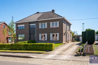 <strong>De ligging</strong><br />Deze <strong>goed verzorgde woning</strong> is gelegen in het centrum van Kruishoutem, vlakbij allerhande winkels, het openbaar vervoer alsook sport- &amp; cultuur faciliteiten. Verschillende kleuter en lagere scholen zijn vlakbij. Tevens zijn de omliggende centra Deinze/Oudenaarde/Waregem/Zulte allen vlot bereikbaar en is er een goede verbinding tot de E17 en N60. <br /><br /><strong>De woning</strong><br />De woning zelf werd opgericht in 1969 op een<strong> mooi zuidgericht perceel</strong> van 587 m² groot. Na 2020 kreeg de woning <strong>een grote opfrisbeurt</strong>, zo werden ondermeer allerlei <strong>vloeren vernieuwd</strong>, de <strong>zoldervloer geïsoleerd</strong> alsook de centrale verwarming werd aangesloten op aardgas en voorzien van een<strong> condenserende HR-ketel</strong>. Tevens werden alle kamers in de woning opnieuw geschilderd.<br /><br /><strong>De indeling</strong><br />Gelijkvloers: inkomhal - afzonderlijk toilet - ruime &amp; lichtrijke woonkamer met zicht op de tuin - keuken - berging voorzien van aansluiting voor wasmachine en douche - veranda;<br />Verdieping: nachthal - <strong>3 slaapkamers </strong>- badkamer;<br />Zolder (bereikbaar via zolderluik in nachthal), tuin met diverse terrassen en <strong>afzonderlijke garage</strong>.<br /><br /><strong>Kenmerken</strong><br />- oppervlakte perceel: 587 m²<br />- bruikbare vloeroppervlakte: 149 m² (cf. EPC)<br />- CV op aardgas + condenserende HR-ketel<br />- dubbel glas en houten profielen<br />- zoldervloer geïsoleerd<br />- EPC: 277 kWh/m² jaar - C-label<br /><br /><strong>Troeven</strong><br />- mooi gelegen woning!<br />- kloek huis met goede indeling!<br />- zuidgerichte tuin!<br />- géén renovatieplicht!<br /><br />Voor meer informatie of een bezoek ter plaatse reageer via het contactformulier of stuur naar info@hckinvest.be