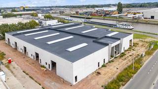 Op een strategische locatie in Evergem bevindt zich dit gloednieuwe bedrijfsgebouw met een totale oppervlakte van 406 m². De volledige...