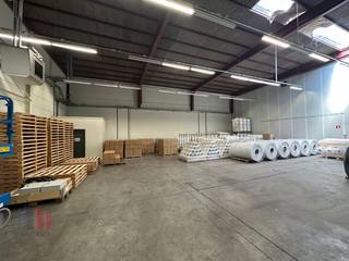 Dit instapklare bedrijfsgebouw combineert een functioneel magazijn met een comfortabele en goed uitgeruste kantoorruimte, perfect voor bedrijven...