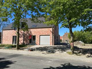 OPENDEUR 23/05 VAN 9 TOT 10 UUR<br /><br />Ben je op zoek naar een moderne en energiezuinige gezinswoning in een rustige, kindvriendelijke omgeving? Dan is deze nieuwbouwwoning in de Merelstraat te Poelkapelle precies wat je zoekt! Deze woning bevindt zich momenteel in een ver gevorderde afwerkingsfase en combineert hedendaags wooncomfort met een warme, tijdloze architectuur in rood genuanceerde gevelsteen.<br /><br />✅ Troeven van deze woning:<br /><br />- Ruime, lichtrijke leefruimte met open keuken, eetplaats en zithoek – perfect verbonden met het terras en de tuin.<br />- Strakke keuken met kookeiland, veel kastruimte en zicht op de tuin.<br />- 3 slaapkamers ideaal voor gezinnen of thuiswerk.<br />- Luxueuze badkamer met vrijstaand bad en verfijnde afwerking.<br />- Inpandige garage en oprit met voldoende parkeergelegenheid.<br />- Energiezuinig: moderne technieken en uitstekende isolatie.<br />- Aangename tuin met terras, ideaal georiënteerd voor zon en privacy.<br /><br />De woning biedt niet alleen comfort en stijl, maar ook rust en veiligheid dankzij de ligging in een doodlopende straat in het landelijke Poelkapelle. Hier woon je op een boogscheut van scholen, winkels en verbindingswegen naar Ieper, Roeselare en de A19.<br /><br />Ben je op zoek naar een instapklare woning waarbij je nog een persoonlijke toets kan geven aan de afwerking? Dan is dit jouw kans!<br /><br />📞 Interesse? Contacteer Thijs:<br />📲 051 57 54 61<br />📧 friedel@grouptrybou.be | thijs@grouptrybou.be