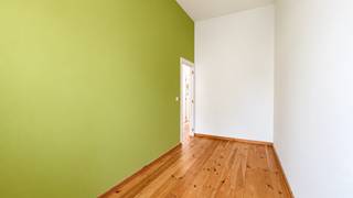 <p>Licht, instapklaar appartement van ca 68 m² op een heerlijke locatie in hartje Zuid. Het appartement is gelegen in de rustige Coquilhatstraat op de eerste verdieping. Vlakbij de Marnixplaats en het Koninklijk Museum voor Schone Kunsten en met de hipste restaurants en cafeetjes van ’t stad binnen wandelafstand.</p>
<p>De leefruimte op doorlopende parketvloer is aangenaam licht dankzij de grote raampartijen en hoge plafonds.</p>
<p>De open keuken beschikt over alle nodige inbouwtoestellen: kookvuur, koelkast met vriesvak, vaatwasser en oven.</p>
<p>Aan de achterzijde bevinden zich twee ruime, volwaardige slaapkamers.<br />De hoofdslaapkamer biedt bovendien toegang tot het gezellige terras van maar liefst ca 10 m², dat zich uitstrekt over de volledige breedte van het appartement. Hier is het werkelijk genieten.<br />De naastgelegen badkamer is voorzien van combinatie ligbad/douche en lavabo.</p>
<p>Apart gastentoilet. Bergruimte met aansluiting voor wasmachine.<br />Een tweede ruime berging kan bovendien ook dienst doen als dressing.</p>
<p>Een privatieve kelderberging is reeds begrepen in de huurprijs.</p>
<p>Gemeenschappelijke lasten: 30 Euro per maand.<br />Alle nutsvoorzieningen (gas, elektriciteit en water) zijn privé op te nemen door de huurder.</p>
<p>Beschikbaar vanaf 1 december 2026</p>