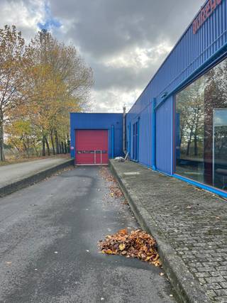 📍 Jumet — 2 minutes from Charleroi AirportWarehouse space of 450 m², ideal for storage and logistics.Features: * 6 m clear height * Pallet racks...