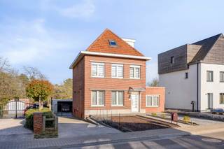 In het centrum van Lubbeek vinden we deze ruime en smaakvol afgewerkte gezinswoning met een heerlijke, zonovergoten tuin.<br /><br />Indeling gelijkvloers: inkomhal met gastentoilet, een ruime leefruimte, eetkamer met gezellige houtkachel en aansluitend een volledig geïnstalleerde keuken.<br />Eerste verdieping: twee slaapkamers en een badkamer uitgerust met inloopdouche, bad, lavabo en toilet.<br />Tweede verdieping: twee volwaardige slaapkamers en een apart toilet met lavabo.<br />De woning beschikt daarnaast over een praktische kelder met wasplaats en een ruime garage. Vooraan is er plaats voor twee wagens.<br /><br />Buiten geniet u van een ruim terras, ideaal voor zomerse barbecues, met zicht op de volledig omheinde tuin waar kinderen naar hartenlust kunnen spelen. Dankzij de rustige ligging is het hier heel aangenaam vertoeven.<br /><br />De woning bevindt zich op wandelafstand van het centrum van Lubbeek met onder meer school, bibliotheek, supermarkt, bakker, horeca en lokale winkels. Bovendien bereik je Leuven en het Gouden Kruispunt in ongeveer 15 minuten.<br /><br />Bent u op zoek naar een ruime woning met meerdere slaapkamers, praktische bergruimte en een prachtige tuin?<br />Contacteer ons via 0495/ 138.111 voor meer informatie of een bezoek.