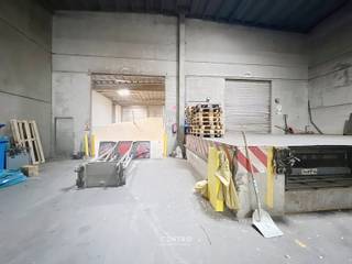 <u><strong>Benaderende bruto-AFMETINGEN: </strong></u><br />Magazijn: 600m²  (30x20m).<br />Ruim verhard gemeenschappelijk parkeerterrein met slagboom.<br /><br /><u><strong>AFWERKING:</strong></u><br />- Betonnen onstructie <br />- Gevelwanden in betonpanelen en sandwichpanelen<br />- Gepolierde en gewapende betonvloer<br />- Automatische poort (h: 4,5m; b: 4,0m)<br />- Laad- en loskade met poort h: 3,30 "n B: 3,00<br />- Afzonderlijke inkomdeur<br />- TL-verlichting<br />- Vrije hoogte 7,90m<br /><br /><u><strong>NUTSVOORZIENINGEN:</strong></u><br />Elektriciteit (63A) met tussenteller. Gemeenschappelijk sanitair.<br /><br /><u><strong>TOEGANGSWEGEN</strong></u>:<br />Binnenunit met brede doorgang van en naar de loods binnen een industriële site van 1,5ha.<br /><br /><u><strong>BESTEMMINGSMOGELIJKHEDEN:</strong></u><br />Zone voor milieubelastende industrieën.<br />Opslag, productie, bewerking en verwerking van goederen.<br /><br /><u><strong>LIGGING:</strong></u><br />De loodsen aan Kaaistraat 5 in Kerkhove (deelgemeente van Avelgem) liggen in de Scheldevallei, in een zone met (watergebonden) bedrijvigheid langs de rivier de Schelde. Vlakbij het rondpunt naar N8 (Oudenaardsesteenweg-Brugstraat) en N36 (Bruggesteenweg). E17 bereikbaar binnen ca. 20 minuten rijden.<br /><br /><u>* Bijzonderheden:</u><br />- Beschikbaar 1 mei 2026<br />- Geen gemene kosten !<br />- Weegbrug aanwezig op de site 3 x 18m.<br />- Vermelde prijzen zijn excl. onroerende voorheffing (1m forfaitair), voorschot nutsen (€100/m) en BTW.<br />- Onze referentie op <strong>www.centro.be</strong>: <strong>P0498-P4</strong> of contacteer ons op <strong>050 70 01 02</strong>.