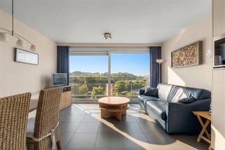 <p><span>Ontdek deze instapklare en verrassend ruime studio met aparte slaaphoek, gelegen op de vierde verdieping van een kleinschalige en perfect onderhouden residentie in het bruisende toeristisch centrum van Bredene. Dankzij de topligging, op wandelafstand van winkels, openbaar vervoer en op slechts 2 minuten van het strand, geniet u hier van het beste wat de kust te bieden heeft.</span></p><p><span>Een absolute troef is het prachtige, open zicht op de duinen dat u elke dag opnieuw laat wegdromen.</span></p><p><span>Indeling:</span><span><br />Inkomhal, gezellige aparte slaaphoek met dubbel bed en ingemaakte kasten, lichtrijke leefruimte die uitgeeft op het terras met uniek open zicht, ingerichte keukenhoek, praktische berging, badkamer met douche en lavabo, en een apart toilet.</span></p><p><span>Extra troeven:</span></p><ul><li><span>Goede EPC-score</span></li><li><span>Elektriciteit conform</span></li></ul><p><span>Perfect als tweede verblijf, slimme investering of zorgeloze vaste woonst aan zee. Een buitenkans op een toplocatie!</span></p>