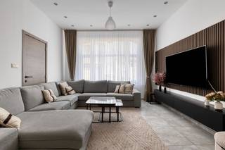 Ben je op zoek naar een unieke woonervaring in het hart van Zele?<br />Ontdek deze stijlvol gerenoveerde woning in het centrum van het bruisende Zele. Deze hedendaagse woning met een ruime leefruimte, 4 slaapkamers en 2 badkamers biedt luxe, comfort en privacy.<br /><br />🏡 Kenmerken van de woning: volledig gerenoveerd met kwalitatieve materialen<br />4 grote, lichtrijke slaapkamers <br />2 moderne badkamers incl 2 toiletten<br />Lichtrijke leefruimte met grote, praktische keuken  <br />Terras<br /><br />📍 Toplocatie:<br />Gelegen in de belangrijkste winkelstraat, met een perfecte verbinding met het openbaar vervoer en tot de belangrijkste invals- en autosnelwegen.<br /><br />👥 De indeling en oppervlakte van de woning maken het bijzonder geschikt voor een groot en/of samengesteld gezin.<br /><br />📅 Grijp deze kans om te wonen in een woning die comfort, stijl en community combineert!<br /><br />📩 Interesse? Neem vandaag nog contact op met Sabrina bij Immo Bia (0470/03.31.39 of sabrina@immobia.be) voor een bezichtiging.<br /> 