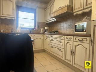 <p><span>Spacieux appartement de 3 chambres à coucher avec jardin à louer à Boom</span></p><p><span>Situé dans un quartier résidentiel calme et facilement accessible, cet appartement de plain-pied avec jardin privé offre une combinaison parfaite de confort, de fonctionnalité et d'équipements pratiques. Il est idéal pour les familles ou les couples à la recherche d'une maison bien entretenue.</span></p><p><span>L'appartement a une surface habitable de 105 m² et comprend trois chambres. Le salon lumineux, doté de grandes fenêtres, donne un accès direct au jardin, ce qui permet de marier harmonieusement l'intérieur et l'extérieur. La cuisine est équipée de placards et d'un espace de travail suffisant pour une utilisation quotidienne. À côté de la cuisine se trouve un espace de rangement pratique.</span></p><p><span>La salle de bains est équipée d'une baignoire, d'un lavabo et d'un branchement pour une machine à laver et un sèche-linge. Les toilettes sont séparées. En outre, il y a un débarras supplémentaire et une place de parking extérieure (location obligatoire pour 50/mois). Les frais généraux s'élèvent à 80 par mois.</span></p><p><span>Avantages supplémentaires :</span></p><ul><li><span>Appartement au rez-de-chaussée </span></li><li><span>Jardin privé </span></li><li><span>3 chambres à coucher </span></li><li><span>place de parking ( € 50 par mois)</span></li><li><span>frais généraux € 80 par mois.</span></li></ul><p><span>Beaucoup de lumière naturelle</span></p>