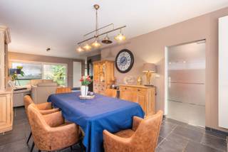 [[ DIT PAND NEEMT DEEL AAN DE ERA OPEN HUIZEN DAG OP 6/12 VAN 13:00 TOT 14:00 ]]Op een centrale ligging in het gezellige Viane, op wandelafstand van...