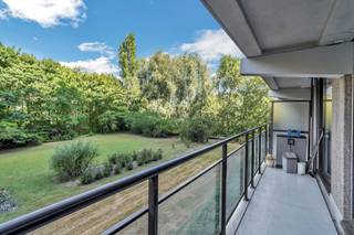 Sint-Stevens-Woluwe, op de grens met Sint-Lambrechts-Woluwe en op enkele meters van de UCL en het Parnasse-instituut. Licht en goed...