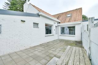 Op het einde van een rustige, doodlopende straat in Wijnendale vinden we deze charmante gelijkvloerse woning terug. Bij aankomst valt meteen...