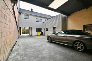 In het centrum van het charmante Zoutleeuw, gelegen in een rustige straat, bevindt zich dit interessante onroerende goed, ideaal als opbrengsteigendom. Het pand, oorspronkelijk een stadsboerderij met poorthuis uit het begin van de 20ste eeuw, werd in 2003 verbouwd naar twee appartementen, elk voorzien van een terras. Het gelijkvloerse appartement heeft het gebruiksgenot van een autostaanplaats.<br /><br />Het gebouw omvat alsdus twee ruime 2-slaapkamerappartementen, elk voorzien van een groot terras waar bewoners in alle rust kunnen genieten van de buitenruimte. De appartementen beschikken over een praktische indeling met veel lichtinval en bieden comfortabel woonplezier. Elk appartement is voorzien van een inkomhal, een gastentoilet, een ruime living met open keuken en aansluitend het privatieve terras, een berging, twee slaapkamers, een nachthal en een badkamer.<br /><br />Dit pand is uitermate geschikt als investering, zonder energetische renovatieverplichting, en werd reeds heel wat jaren verhuurd met een goed rendement. Elk appartement heeft zijn eigen voordelen. Dankzij de centrale ligging nabij winkels, horeca en voorzieningen, gecombineerd met de rustige straat, vormt dit een aantrekkelijke opportuniteit voor zowel investeerders als kopers die op zijn naar een interessante aankoop met de mogelijkheid tot eigen bewoning.<br /><br />Interesse? Aarzel dan niet en bel ons snel op 011 70 70 19.