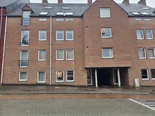 <strong>Gezellig appartement met 1 slaapkamer, centraal gelegen nabij het centrum van Genk.</strong><br /><br /> Appartement met 1 slaapkamer op de eerste verdieping.<br /><br />Het appartement bestaat uit een ruime leefruimte met open keuken, 1 slaapkamer, een badkamer met bad en dubbele lavabo en een apart gastentoilet.<br />Parkeerplaats achter het gebouw. Lift aanwezig.<br /><br />De gemeenschappelijke lasten bedragen €45 per maand. Eveneens wordt er €35 per maand gevraagd voor het watergebruik.<br /><br />Dit appartement is beschikbaar vanaf 1 augustus 2026.<br /><br />Bij interesse kan u best uw telefoonnummer nalaten zodat wij u kunnen contacteren.<br />Alle kandidaat-huurders worden opgebeld in volgorde zoals de aanvragen binnenkomen.<br />Bedankt voor uw geduld.<br /> 