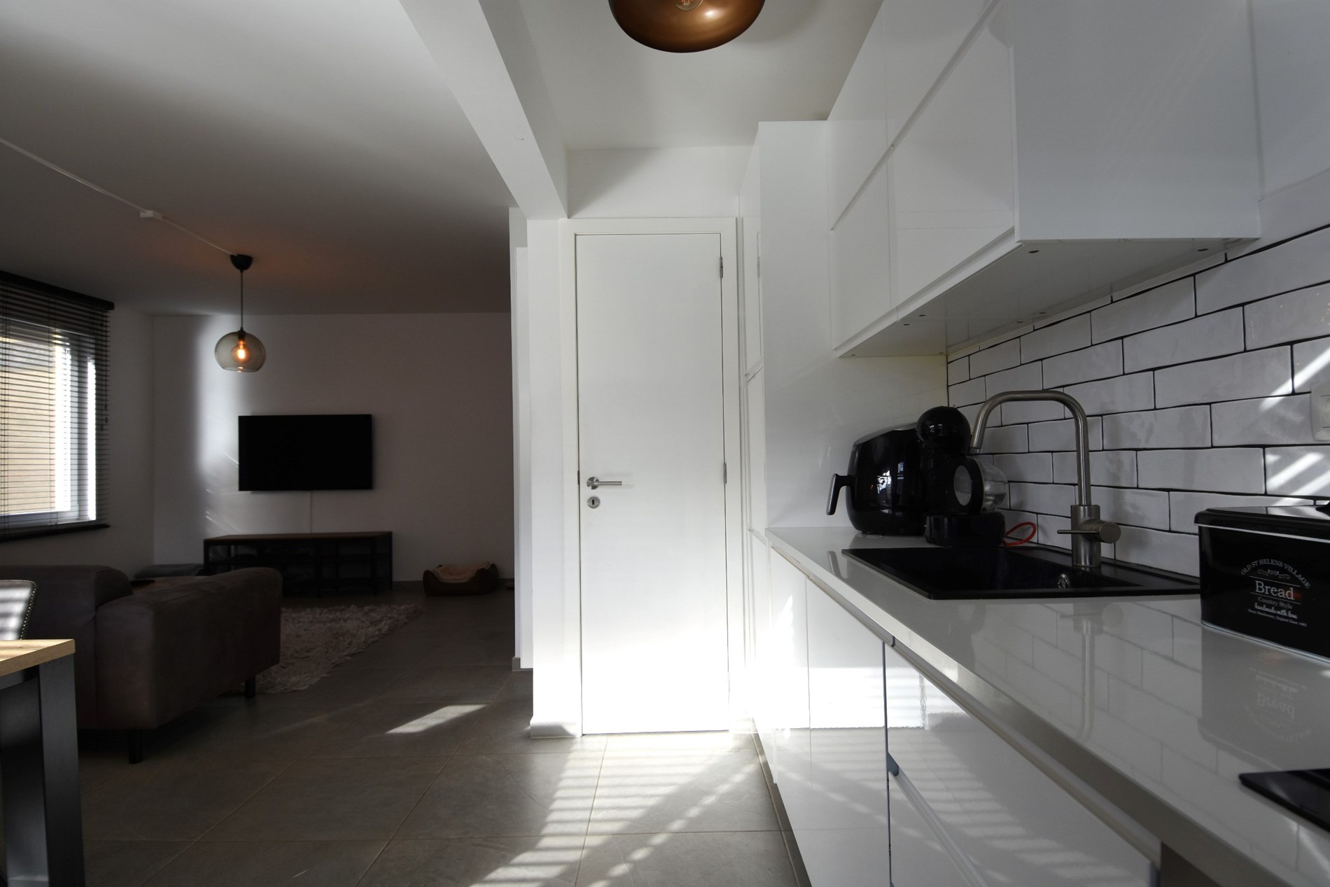 Gerenoveerd gelijkvloers appartement met 2 slaapkamers vlakbij het kanaal - foto 4