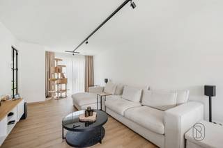 TE KOOP: Energiezuinige recente woning op rustige ligging in Beveren-Leie!<br /><br />Verkoop onder registratierechten.<br /><br />Deze volledig afgewerkte en energieneutrale toffe woning (bouwjaar 2024) combineert modern wooncomfort, een praktische indeling en een rustige ligging vlakbij het centrum van Beveren-Leie.<br /><br />INDELING:<br />Inkomhal met apart gastentoilet, lichtrijke leefruimte met volledig uitgeruste open keuken voorzien van een kookeiland, alsook een praktische was- en bergruimte. Op de eerste verdieping bevinden zich drie slaapkamers, een nachthal en een moderne badkamer.<br /><br />Buiten geniet u van een volledig aangelegde tuin (met uitweg langsachter) met terras en een private buitenstaanplaats.<br /><br />Dankzij het energieneutrale karakter en de kwalitatieve afwerking is deze woning volledig instapklaar en klaar voor de toekomst.<br /><br />Wat maakt deze woning uniek?<br />♦ energieneutraal wonen (E-peil -5)<br />♦ volledig afgewerkte woning<br />♦ drie slaapkamers<br />♦ lichtrijke leefruimte<br />♦ volledig uitgeruste open keuken met eiland<br />♦ praktische was- en bergruimte<br />♦ volledig aangelegde tuin met terras<br />♦ private autostaanplaats<br />♦ rustige en groene verkaveling<br />♦ op wandelafstand van centrum Beveren-Leie, winkels en openbaar vervoer<br />♦ vlotte verbinding via de N43 (Kortrijkseweg)<br /><br />Interesse in deze moderne nieuwbouwwoning?<br />Contacteer ons vandaag nog: charlotte@immobeguin.be