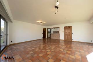 Inkomhal; apart toilet; ruime leefruimte met halfopen, vernieuwde keuken met kasten, spoelbak, kookplaat, dampkap; koelkast, diepvries en...