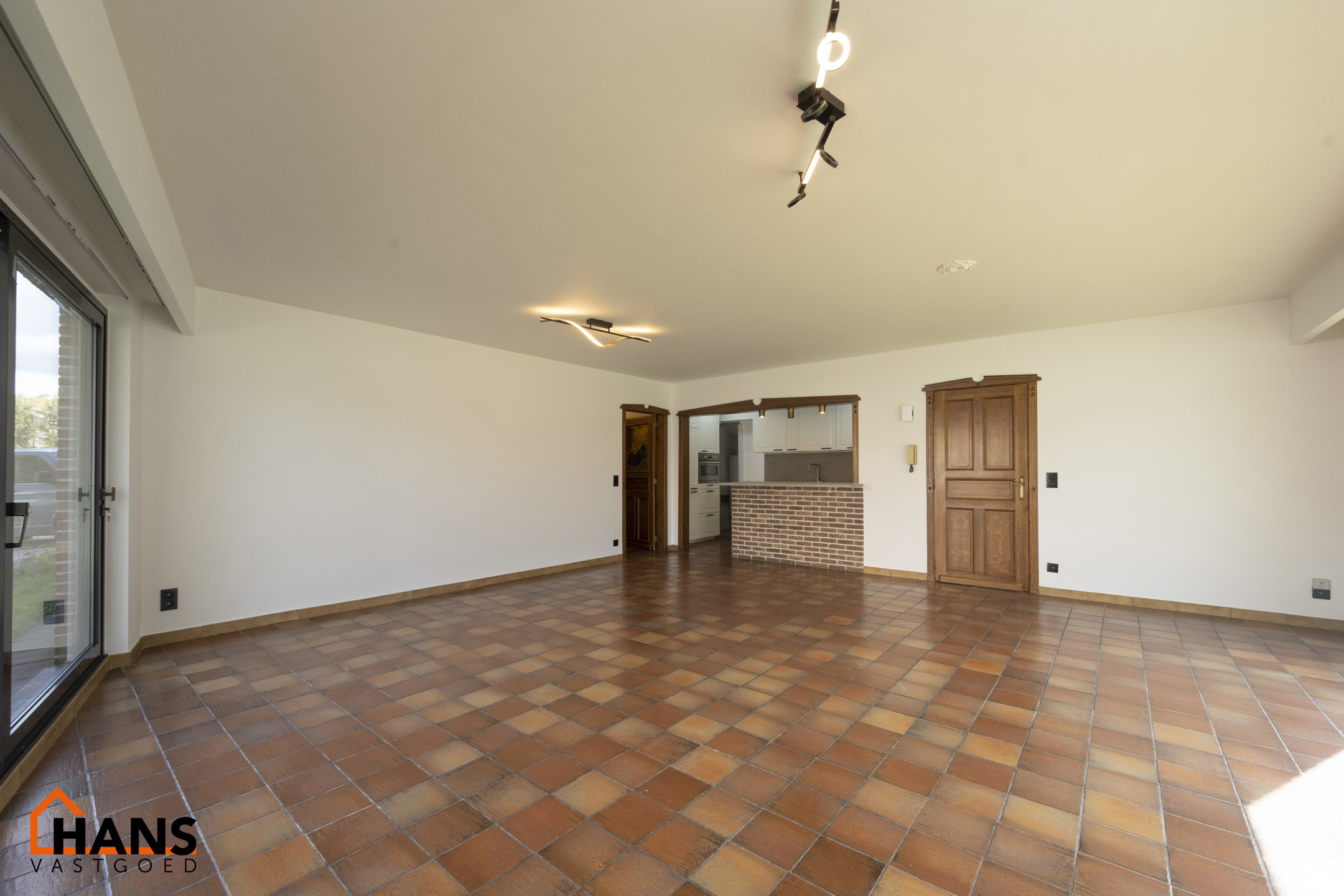 Gelijkvloersappartement deels gerenoveerd. - foto 2