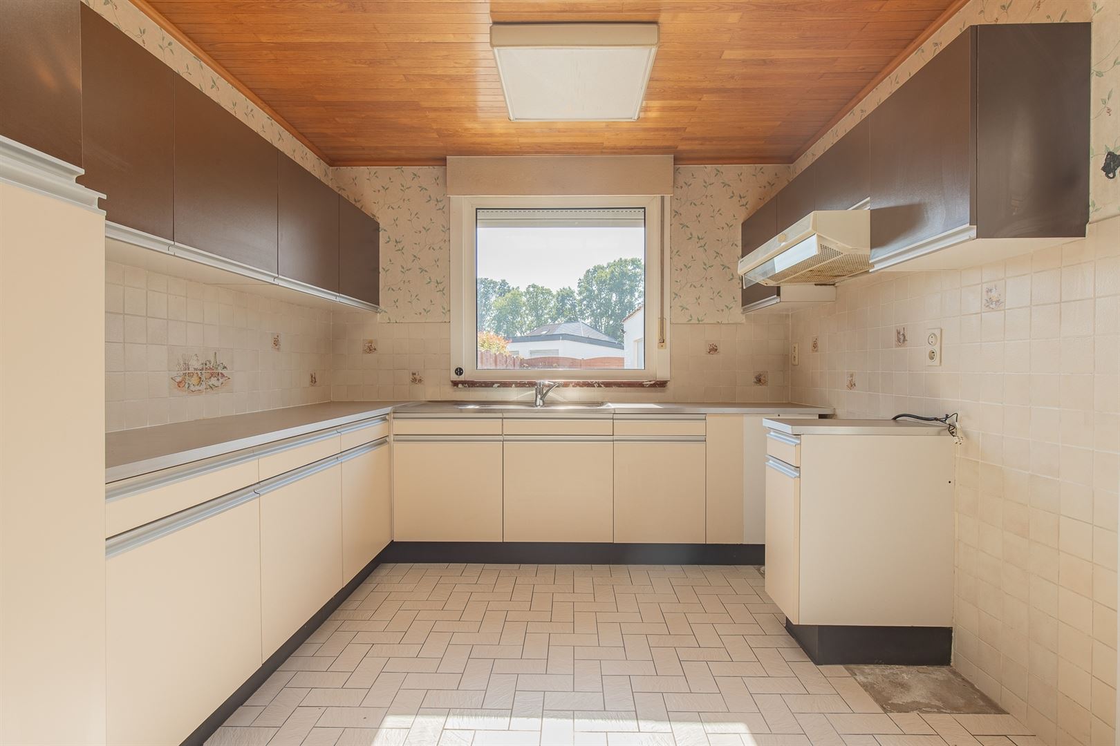 Rustig gelegen gezinswoning met 4 slaapkamers, garage en tuin. - foto 5