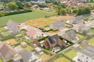 Op een rustige locatie in Handzame, gelegen in een doodlopende straat, bevindt zich deze exclusieve villa met een bewoonbare oppervlakte van maar liefst 276 m². Deze eigendom blinkt uit in ruimte, comfort en hoogwaardige afwerking. De woning werd met oog voor detail afgewerkt met duurzame en kwalitatieve materialen en biedt een uitzonderlijke woonbeleving voor wie op zoek is naar rust, luxe en privacy.<br /><br />Bij het binnenkomen wordt u verwelkomd in een stijlvolle inkomhal die meteen de toon zet voor de rest van de woning. De ruime en lichtrijke leefruimte vormt het hart van de woning en omvat een gezellige zithoek, een ruime eetplaats en een sfeervolle bar, ideaal om familie en vrienden te ontvangen.<br />Aansluitend bevindt zich de prachtige tuinkamer, een absolute blikvanger met zichtbaar houten dakgebinte, parketvloer en grote glaspartijen die binnen en buiten naadloos met elkaar verbinden. <br />De hypergeïnstalleerde keuken is een droom voor elke kookliefhebber en werd volledig uitgerust met hoogwaardige SMEG-toestellen. Verder beschikt het gelijkvloers over een ruime garage en een praktische berging.<br />Op de eerste verdieping bevinden zich drie volwaardige slaapkamers en een ingerichte badkamer voorzien van een ligbad, ruime inloopdouche en dubbele wastafel.<br />Via een vaste trap bereikt u de tweede verdieping. Deze veelzijdige ruimte biedt tal van mogelijkheden en kan perfect worden ingericht als extra kinderkamer of hobbyruimte. Daarnaast is er nog een afzonderlijke zolderruimte aanwezig die dienst kan doen als extra opslagruimte.<br /><br />Ook buiten werd niets aan het toeval overgelaten. De volledig aangelegde tuin werd tot in de puntjes verzorgd en vormt een oase van rust. Een absolute meerwaarde is de prachtig geïntegreerde zwemvijver, die de tuin een exclusieve uitstraling geeft en de ideale setting vormt om in alle privacy te genieten van zonnige dagen en ontspannen momenten met familie en vrienden. Aan de zuidzijde van de woning bevindt zich een ruime moestuin, die naar wens eenvoudig kan worden omgevormd tot een mooi aangelegd gazon. Dankzij de gunstige zuidelijke oriëntatie geniet deze buitenruimte bovendien van een uitstekende zoninval gedurende de hele dag. Verder beschikt de eigendom over een ruime carport en een prachtig afgewerkt tuinhuis met bijkomende overdekte stallingsruimte.<br /><br />Deze villa combineert een rustige ligging, een hoogwaardige afwerking en uitzonderlijk veel ruimte, waardoor ze een unieke kans vormt voor wie op zoek is naar exclusief wonen in Handzame.<br /><br />Interesse? Contacteer Ward vandaag nog op 0470 20 66 88. <br />
