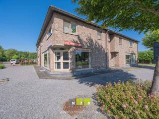 <strong>GELIJKVLOERSE HANDELSRUIMTE (140M²) TE NEEROETEREN.</strong><br /><br /><strong>TROEVEN</strong><br />- Handelsruimte van 140m².<br />- Ondergrondse autostaanplaats.<br />- Parkeergelegenheid aan de voorzijde.<br />- Gelegen op een hoekperceel, sterke visibiliteit<br /><br /><strong>TOONZAAL (140m²)</strong>: open ruimte voorzien van een apart bureau en toilet, laminaat, novilon, tapijt.<br /><br /><strong>EXTRA</strong><br />De naastgelegen woning is eveneens te koop en kan in 1 koop mee worden aangekocht. Zie advertentie voor de totaliteit: https://www.groepn.be/gebouw-voor-gemengd-gebruik-te-koop-in-maaseik/6959557.<br /><br />Bekijkt u deze advertentie via een aanverwante vastgoedsite, surf dan zeker naar onze website www.N78vastgoed.be voor een uitgebreide beschrijving en foto's. Meer info: +32 (0)89 86 18 88 of info@N78vastgoed.be.