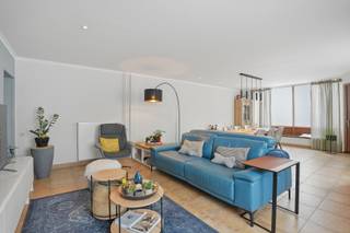 Gelegen in een rustige omgeving te Assebroek bevindt zich deze ruime hoekwoning met tal van mogelijkheden. Dankzij de centrale ligging woont u op wandelafstand van winkels, scholen, openbaar vervoer en met een vlotte verbinding naar het centrum van Brugge.<br />De woning beschikt over een bruikbare oppervlakte van ca. 190m² inclusief zolder en terras en biedt een uitstekende basis voor wie een woning verder naar eigen smaak wil opfrissen. <br />Eén van de absolute troeven van deze woning is de uitzonderlijk ruime leefruimte van maar liefst 46m². Door de vele raampartijen geniet deze ruimte van een aangename natuurlijke lichtinval. Aansluitend bevindt zich de ingerichte keuken met keukeneiland met graniet werkblad. Verder beschikt het gelijkvloers over een badkamer met inloopdouche en een praktische technische ruimte.<br />Op de verdieping bevinden zich drie volwaardige slaapkamers, een apart toilet en een zonnig terras met veel privacy. Via de vaste trap bereikt u de ruime zolder, die extra mogelijkheden biedt als hobbyruimte, bureau of bijkomende kamer. De woning werd deels gerenoveerd in 2022 met onder meer dak -en plafondisolatie en de plaatsing van EPDM op het plat dak. Verder beschikt de woning over conforme elektriciteit tot 2047 en centrale verwarming op aardgas. Kortom, een karaktervolle woning met veel potentieel op een uitstekende locatie in Assebroek. EPC: 425 kWh/(m²jaar) (Vg, Wg, Gmo, Gvkr, Gvv) BR00287
