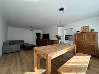 GERENOVEERD APPARTEMENT MET 2 SLAAPKAMERS, BUREAURUIMTE EN TERRAS <br />Dit gerenoveerde appartement op de eerste verdieping van een zeer goed onderhouden gebouw is gelegen aan de Joseph Wuytslaan 12 in Deurne en biedt een aangename combinatie van ruimte, comfort en een moderne afwerking.<br />Bij het binnenkomen kom je terecht in een ruime en praktische inkomhal met ingemaakte kasten. De lichtrijke living biedt voldoende plaats voor zowel een gezellige zithoek als een eetruimte. Aansluitend bevindt zich de geïnstalleerde keuken, voorzien van de nodige toestellen.<br />Het appartement beschikt over twee volwaardige slaapkamers. Deze zijn achteraan gelegen. Achter deze slaapkamers bevindt zich bovendien een aangenaam terras, een extra troef waar je in alle rust kunt genieten.<br />Daarnaast is er een derde kamer, ideaal als bureau, dressing, hobbyruimte of bergruimte. Deze kamer beschikt niet over een raam en wordt daarom niet als volwaardige slaapkamer beschouwd.<br />De badkamer werd volledig vernieuwd en is modern en praktisch ingericht.<br />Het appartement is recent gerenoveerd en is instapklaar. Dankzij de ruime leefruimte, twee slaapkamers, extra bureauruimte en het terras is dit een interessante woning voor zowel een koppel, een gezin als iemand die nood heeft aan een afzonderlijke thuiswerkplek.<br />Garagebox achter het gebouw apart bij te kopen voor € 25.000.