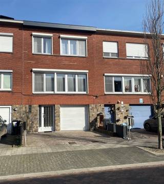 <p><span>This charming property is located on a quiet (dead-end) street within walking distance of numerous amenities such as bus stops, the train station, shops and various primary and secondary schools. Ideal for those who want to live comfortably and centrally in a pleasant environment.</span></p><p><span>Upon entering the house, you arrive in a well-maintained entrance hall with a guest toilet and handy storage cupboards. On the ground floor, you will also find a practical laundry room with access to the garden and a spacious garage for 2 cars in a row .</span></p><p><span>The first floor welcomes you with a bright living room that flows seamlessly into a fully equipped kitchen and a cosy veranda, perfect for enjoying natural light all year round.</span></p><p><span>On the top floor, there are three bedrooms and a bathroom with a shower/bath combination and toilet.</span></p><p><span>The east-facing garden is a lovely outdoor space to relax in peace and quiet and also has a garden shed.</span></p><p><span> </span></p><p><span>Additional advantages:</span></p><p><span>·Curtains</span></p><p><span>·Gas heating</span></p><p><span>·Water softener</span></p><p><span>·Roller shutters</span></p><p><span>·Additional parking spaces in front of the house</span></p><p><span>-Renovation of the roof and rear facade (isolation)</span></p><p><span> </span></p><p><span>Ideal for a family with up to two children.</span></p><p><span> </span></p><p><span>Don't miss this unique opportunity!!! </span></p><p><span>View our full offer on www.ap-p.be</span></p><p><span> </span></p>