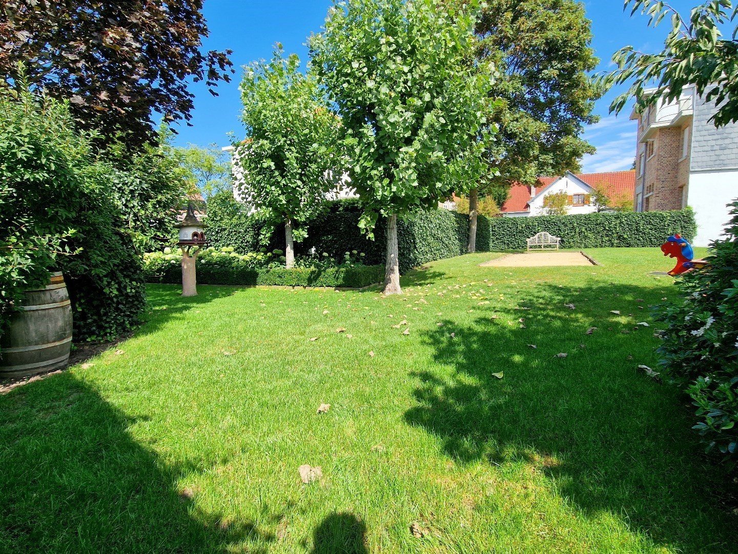 GERENOVEERDE CHARMANTE &amp; EXCLUSIEVE VILLA MET LIFT + ZES SLAAPKAMERS + GROTE TUIN + BOUWGROND GELEGEN IN DE PRACHTIGE DUMONTWIJK EN OP 300 METER VAN HET STRAND - foto 3