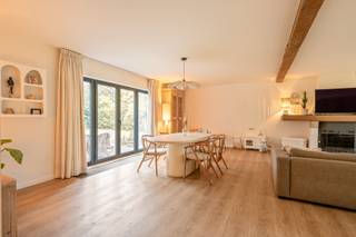 Via de geautomatiseerde poort betreden we de zonnige tuin met toegang naar de charmante villa op 1.753 m². De woning werd in 2025 volledig (ramen, volledige CV installatie incl leidingen, elek installatie, trap, vloeren, keuken, badkamers) en smaakvol gerenoveerd, met behoud van haar warme karakter en een hedendaagse afwerking.<br /><br />Indeling gelijkvloers:<br />De inkomhal geeft toegang tot een lichtrijke leefruimte met open haard, eiken balken en grote raampartijen die uitgeven op de tuin. De eetkamer sluit naadloos aan en vormt samen met de woonkamer een aangename leefzone met zicht op het groen.<br />De vernieuwde keuken, uitgevoerd in zachte tinten met houten accenten, is uitgerust met kwalitatieve toestellen en biedt veel werk- en bergruimte.<br />De dubbele garage werd reeds verbouwd en voorbereid voor verdere afwerking. Ze kan eenvoudig verder worden omgevormd tot een groot thuiskantoor, speelkamer voor kinderen of een volwaardige logeerkamer met badkamer — of een combinatie daarvan.<br /><br />Eerste verdieping:<br />Op de verdieping bevinden zich vier slaapkamers, waaronder een ruime master met ingemaakte kasten en ensuite-badkamer. De overige kamers kunnen perfect dienen als kinder-, logeer- of werkkamer. Een tweede badkamer en een praktische douchekamer (eventueel te gebruiken als wasplaats) vervolledigen deze verdieping.<br /><br />Tuin:<br />De zuidoostgerichte tuin vormt een groene buffer tussen de woning en de omgeving en biedt een verrassend gevoel van privacy. Dankzij het ruime perceel en het overdekte terras met haard geniet men hier van volop van de buitenruimte.<br /><br /><br />Deze woning combineert een warme, recente afwerking met een uitstekende bereikbaarheid en een groot perceel, wat haar bijzonder interessant maakt voor wie comfortabel en stijlvol wil wonen in Zoersel.