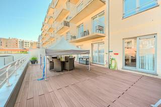 Ontdek dit uniek en ruim 3-slaapkamerappartement gelegen op de 1ste verdieping van de residentie Onyx, vlakbij het stadscentrum van Oostende. Dit instapklare en lichtrijke pand geniet van een absolute toplocatie op wandelafstand van tal van voorzieningen, het Leopoldpark en het strand. De grootste unieke troef is het terras van maar liefst 53m².<br /><br />Indeling:<br />- inkomhal<br />- lichtrijke leefruimte voorzien van een prachtig maatwerk tv-meubel met ingewerkte sierhaard<br />- open keuken uitgerust met dubbele spoeltafel, keramisch kookvuur en frigo met vriesvakje<br />- badkamer voorzien van badkamermeubel met dubbele spoeltafel en ligbad met douchescherm<br />- slaapkamer 1 (10m²)<br />- slaapkamer 2 (8m²)<br />- slaapkamer 3 (14m²)<br />- ruime berging met aansluiting voor wasmachine en droogkast<br />- afzonderlijk toilet<br /><br />Pluspunten:<br />- ruim terras<br />- toplocatie nabij het stadscentrum<br />- gunstig EPC (label-B)<br />- positieve elektrische keuring<br />- grote garagebox (28m²) optioneel aan te kopen in het gebouw<br />- fietsenberging aanwezig in de residentie<br /><br />Bent u op zoek naar een ruim appartement met een uitzonderlijk terras te koop te Oostende? Contacteer ons voor een bezoek ter plaatse.<br /><br />Bestuursmaatregelen in het maatregelenregister: in aanvraag