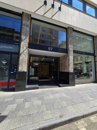 - BEL SUREYYA VOOR EEN BEZOEK 0485/867926 -
Ontdek dit aangename en lichtrijke appartement van 70 m², ideaal gelegen in de Koningstraat, midden in het bruisende centrum van Brussel.
Gelegen op de 6de verdieping van een verzorgd en beveiligd gebouw, biedt dit appartement een comfortabele leefruimte met 1 ruime slaapkamer, een praktische indeling en veel natuurlijk licht.
Extra troeven zijn de ondergrondse garage en de privatieve kelder, die zorgen voor extra comfort en bergruimte.
Dankzij de centrale ligging bevinden winkels, restaurants, openbaar vervoer en alle stadsvoorzieningen zich op wandelafstand. Ideaal voor wie comfortabel wil wonen in het hart van de hoofdstad.