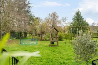 Ontdek deze karaktervolle, statige herenwoning met vier slaapkamers en een prachtige tuin, gelegen in het hart van Ellezelles.<br /><br />Indeling:<br />Gelijkvloers<br />Ruime inkomhal die aan uw linkerzijde toegang geeft tot een bureauruimte en op uw rechterzijde toegang geeft tot de lichtrijke leef- en zitruimte dewelke een mooi zicht biedt op de tuin en de ideale plek vormt om te ontspannen. Aansluitend vindt u een volledig ingerichte keuken, een praktische berging en een toilet.<br /><br />Eerste verdieping<br />Hier bevinden zich twee ruime slaapkamers met authentieke houten vloeren. De recente, volledig uitgeruste badkamer combineert comfort en stijl. Daarnaast beschikt deze verdieping over een handige was- en bergruimte.<br /><br />Tweede verdieping<br />Deze verdieping kreeg een recente, smaakvolle en kwalitatieve afwerking en telt nog eens twee volwaardige slaapkamers met nieuwe veluxen.<br /><br />De woning is bovendien volledig onderkelderd. In de kelder bevindt zich de bovengrondse mazouttank.<br /><br />Buitenruimte<br />Een voortuin met oprit en parkeermogelijkheid, en aan de achterzijde van de woning een prachtige tuin die een absolute meerwaarde is: ruim, groen en perfect om tot rust te komen.<br /><br />Troeven<br />- Instapklaar en uitzonderlijk ruim<br />- Prachtige tuin<br />- Zonnepanelen <br />- Dubbele beglazing<br />- vernieuwde elektriciteit<br />- Dak in goede staat en geïsoleerd<br /><br />Wens je deze woning te bezoeken? Contacteer me op : caroline@immobeguin.be