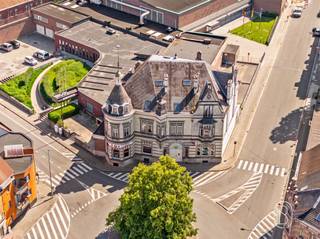 <p>UNIEKE KANS. Prachtige HERENWONING met enorm veel potentieel (kantoren, praktijk, B&amp;amp;B) voor mensen op zoek naar ruimte! Gelegen in het CENTRUM op een commerciële zichtlocatie. INDELING: inkom en wahtruimte, prachtige trappenhal, grote leefruimte, extra bureau, VOLLEDIG ONDERKELDERD, en op de 3 bovenliggende verdiepen enorm veel mogelijkheden qua ruimtes (kamers, kantoren,...). Laat u verrassen door deze karaktervolle eigendom en vraag nu uw bezoek aan: info@immobeguin.be</p>