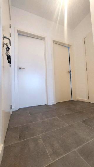 Instapklaar en zeer lichtrijk appartement te huur te Bredene, centraal nabij openbaar vervoer, winkels en de spuikom.In een kleinschalig gebouw -...