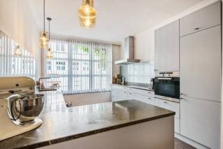 Op zoek naar een instapklare woning met karakter, sfeer en een kwalitatieve afwerking? Dan zal deze charmante stadswoning u meteen weten te bekoren.<br /><br />Via de inkomhal betreedt u de woning en komt u rechtstreeks in de gezellige eetkamer. Vooraan bevindt zich de volledig uitgeruste keuken met natuurstenen werkblad en kwalitatieve toestellen. Rechts sluit de sfeervolle woonkamer naadloos aan op de eetkamer, waardoor een aangename en open leefruimte ontstaat. De parketvloer, gashaard en grote raampartijen zorgen voor een warme uitstraling. Via het schuifraam heeft u rechtstreeks toegang tot het terras en de gezellige stadstuin, een heerlijke plek om in alle rust te genieten.<br /><br />Op de eerste verdieping geeft de nachthal toegang tot een eerste slaapkamer met prachtige breedplank parketvloer. Verder bereikt u via de nachthal de dressing met parketvloer, die aansluit op de tweede slaapkamer, eveneens afgewerkt met een parketvloer en voorzien van airconditioning. Achter een schuifdeur bevindt zich de stijlvolle badkamer met regendouche, kwaliteitsvol sanitair van Villeroy &amp; Boch en praktische ingemaakte kasten.<br /><br />Een extra troef is de ruime afgewerkte zolderverdieping. Deze biedt voldoende ruimte om eenvoudig twee bijkomende slaapkamers te creëren, ideaal voor een groter gezin, een hobbyruimte of een thuiskantoor.<br /><br />Verder beschikt de woning over een kelder, een terras in blauwe hardsteen en een onderhoudsvriendelijke stadstuin met wateraansluiting en tuinverlichting.<br />Dankzij de kwalitatieve afwerking, het gebruik van duurzame materialen en de gunstige ligging nabij winkels, scholen en openbaar vervoer, vormt deze woning een ideale thuis voor wie op zoek is naar comfort en gezelligheid.<br /><br />pluspunten:<br /><br />- Instapklare woning<br />- 3 slaapkamers + dressing<br />- Mogelijkheid tot 2 slaapkamers op zolder<br />- Gezellige stadstuin met terras<br />- Kwalitatieve afwerking en materialen<br /><br />Interesse in deze instapklare woning? Contacteer ons via 03 337 50 70 of info@vbvastgoed.be voor meer info of een afspraak. 