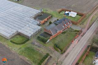 Op een uitstekende locatie te Schilde bevindt zich deze te renoveren landbouwwoning met 4 slaapkamers, inpandige garage en aanhorigheden op een fantastisch perceel van maar liefst 3000 m². U geniet hier van een uitstekende bereikbaarheid door de aanwezigheid van belangrijke invalswegen, toch vlakbij het centrum met winkels, scholen en het openbaar vervoer.<br /><br />We betreden de woning via de inkomhal met apart gastentoilet. De leefruimte geniet van een mooie lichtinval door de vele raampartijen en kan u inrichten met een aparte eetplaats en een gezellige zithoek. Vanuit de leefruimte betreden we de keuken, waarlangs we vervolgens de veranda bereiken. Aansluitend bevindt zich een badkamer met ligbad en toilet. Het gelijkvloers beschikt verder nog over een inpandige garage. De nachthal op de eerste verdieping geeft ons toegang tot 4 slaapkamers en een badkamer met lavabo, toilet en ligbad. Tenslotte is deze woning voorzien van een kelder en een opbergzolder. In de royale tuin en op het prachtig perceel kan u in alle rust genieten van de groene omgeving en het mooie weer. <br />Langs de woning biedt de ruime schuur nog extra mogelijkheden.<br /><br />U bent verplicht om deze woning binnen de 6 jaar na aankoop grondig energetisch te renoveren tot minimum EPC-label D.<br />Het perceel heeft een indrukwekkende breedte van ca. 60 meter en een diepte van ongeveer 50 meter<br /><br />Dit is een uitstekende opportuniteit als u op zoek bent naar een woning gelegen op een uniek perceel van 3000 m². Contacteer ons voor meer informatie op 0479 13 63 69 of via info@boonstravastgoed.be<br /><br />Bijzonderheden:<br />- 4 slaapkamers<br />- Veel mogelijkheden<br />- Fantastisch perceel (3000 m²)