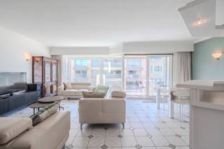 Prachtig 2 slaapkamerappartement met ruim zonneterras te koop, gelegen op de zesde verdieping van de residentie Sandpiper. Dit ruim appartement is volledig instapklaar en beschikt over een prachtig zijdelings zeezicht en een ruim zuid-west gericht terras.<br />U bevindt zich op absolute toplocatie, vlakbij het casino, de Zeedijk en de winkelstraten.<br />Tevens beschikt het appartement over een privatieve kelderberging en gemeenschappelijke fietsenberging.<br /><br />Indeling:<br />- inkomhall<br />- lichtrijke leefruimte (gevelbreedte van 6,6m)<br />- ruim zonneterras van waar u geniet van een fenomenaal zicht op zee<br />- open geïnstalleerde keuken<br />- berging met aansluiting wasmachine<br />- badkamer met inloopdouche en dubbele wastafel<br />- twee ruime slaapkamers met ingemaakte kasten<br /><br />Troeven:<br />- topligging ! vlakbij zee, winkels en openbaar vervoer<br />- prachtig zeezicht<br />- zonnig appartement<br />- ruim terras<br />- 6,6m façade<br />- privé kelder<br /><br />Bent u op zoek naar een instapklaar 2 slaapkamerappartement met zijdeling zeezicht en terras te koop te Middelkerke? Aarzel niet en leg vandaag nog uw bezoek vast!<br /><br />Bestuursmaatregelen in het maatregelenregister: nee